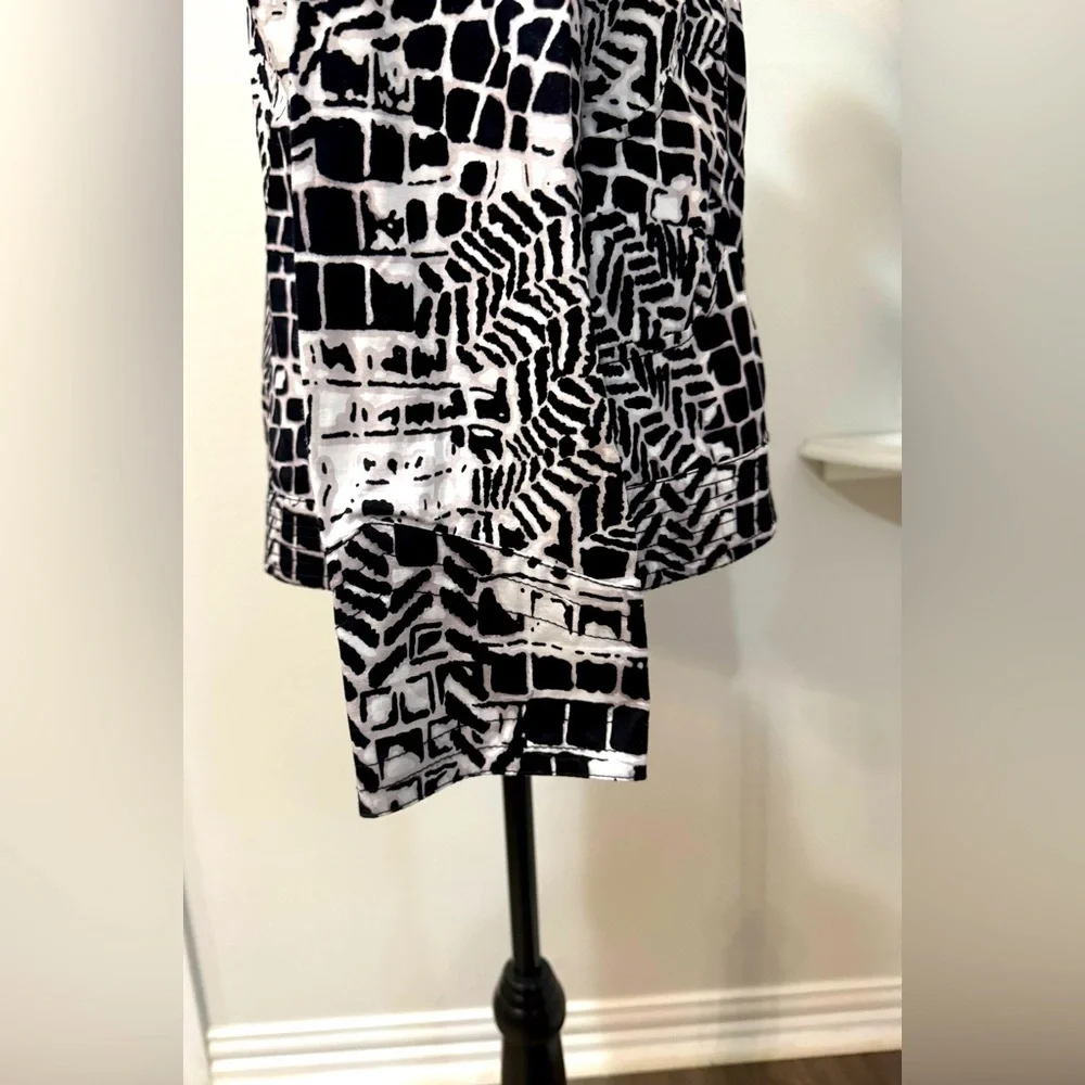 Chico’s Button-Up Black/White Snow leopard Print Artistic Jacket Size M - Picture 7 of 10